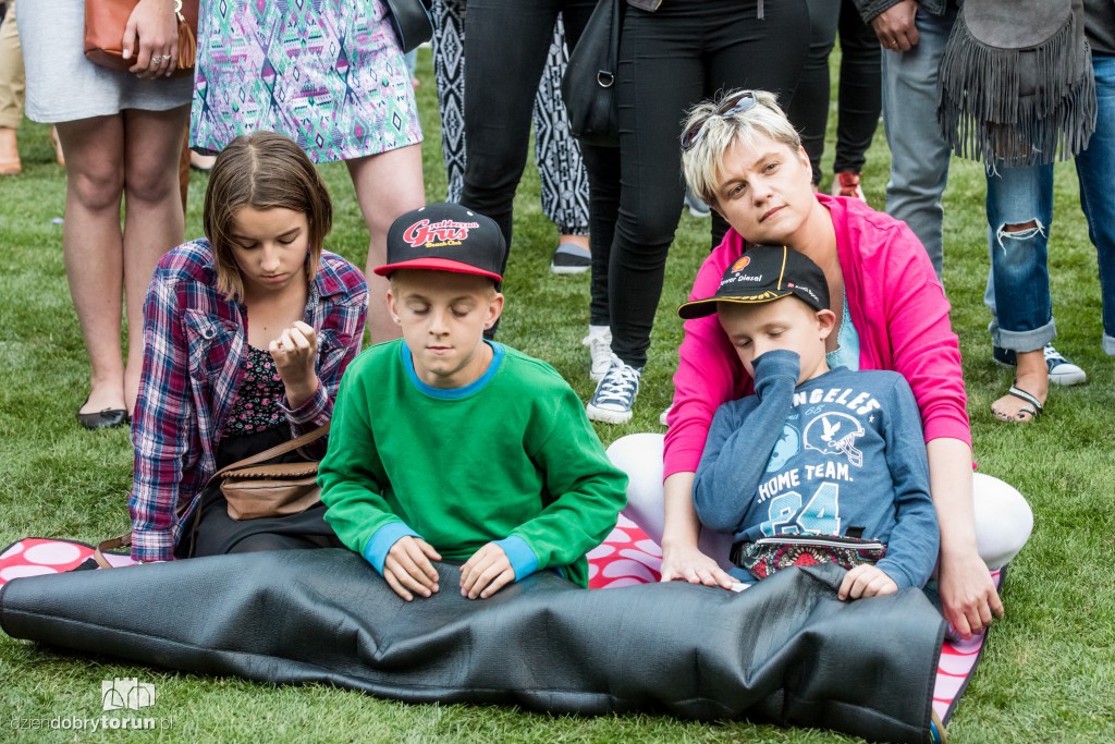Koncert plenerowy na śniadaniu