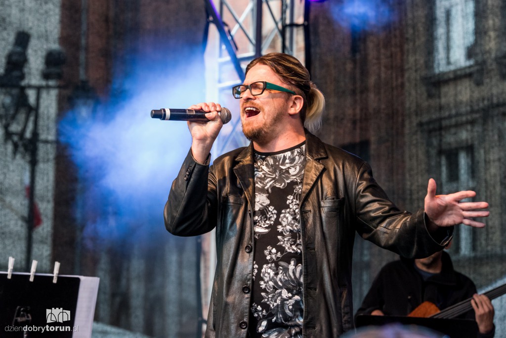 Koncert plenerowy na śniadaniu