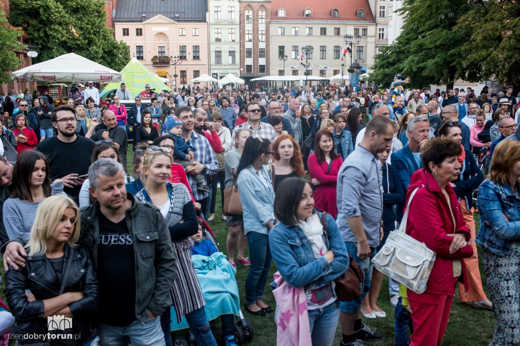 Koncert plenerowy na śniadaniu