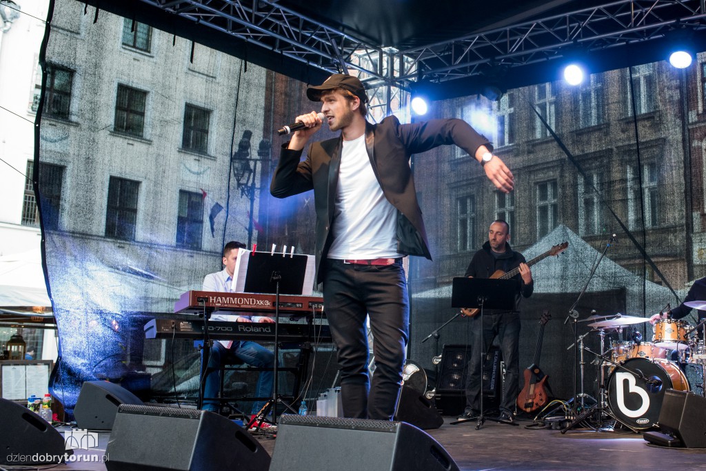 Koncert plenerowy na śniadaniu
