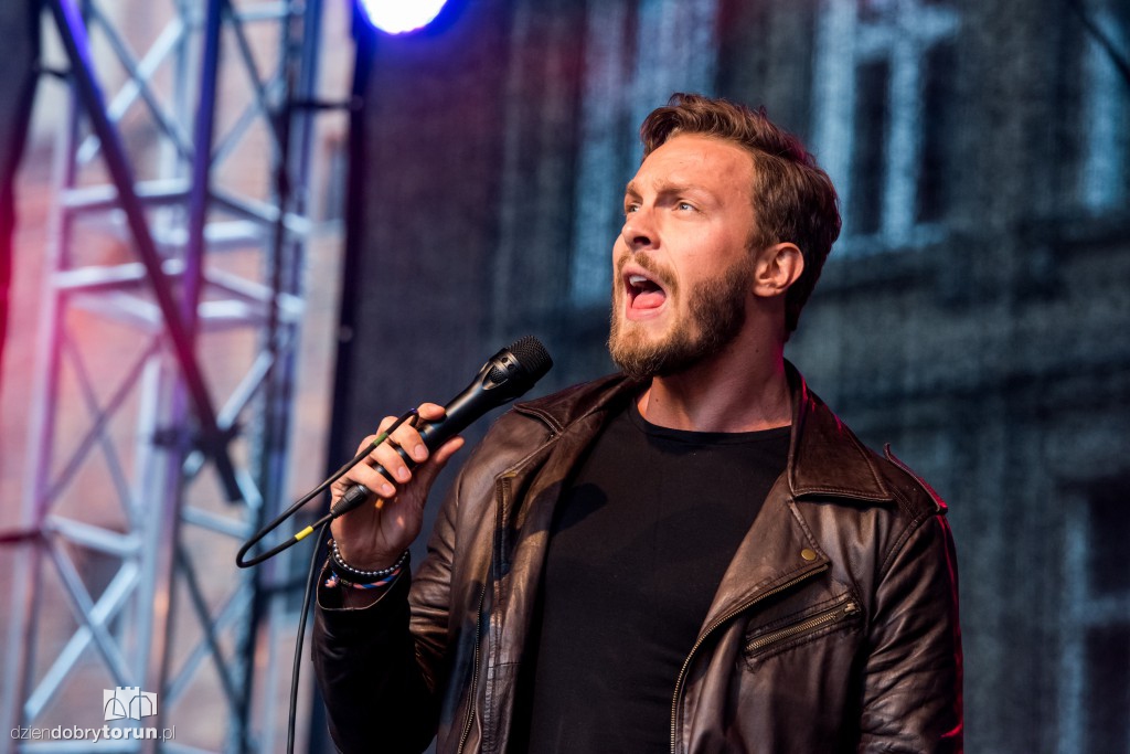 Koncert plenerowy na śniadaniu