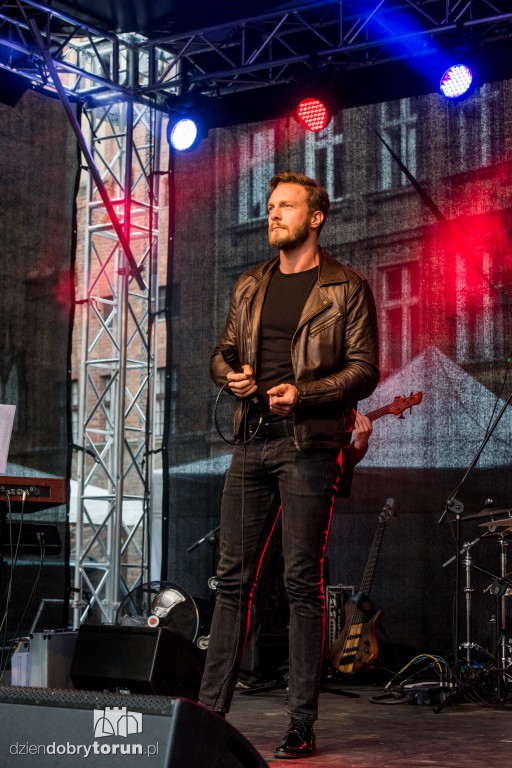Koncert plenerowy na śniadaniu