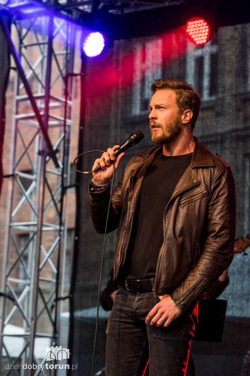Koncert plenerowy na śniadaniu