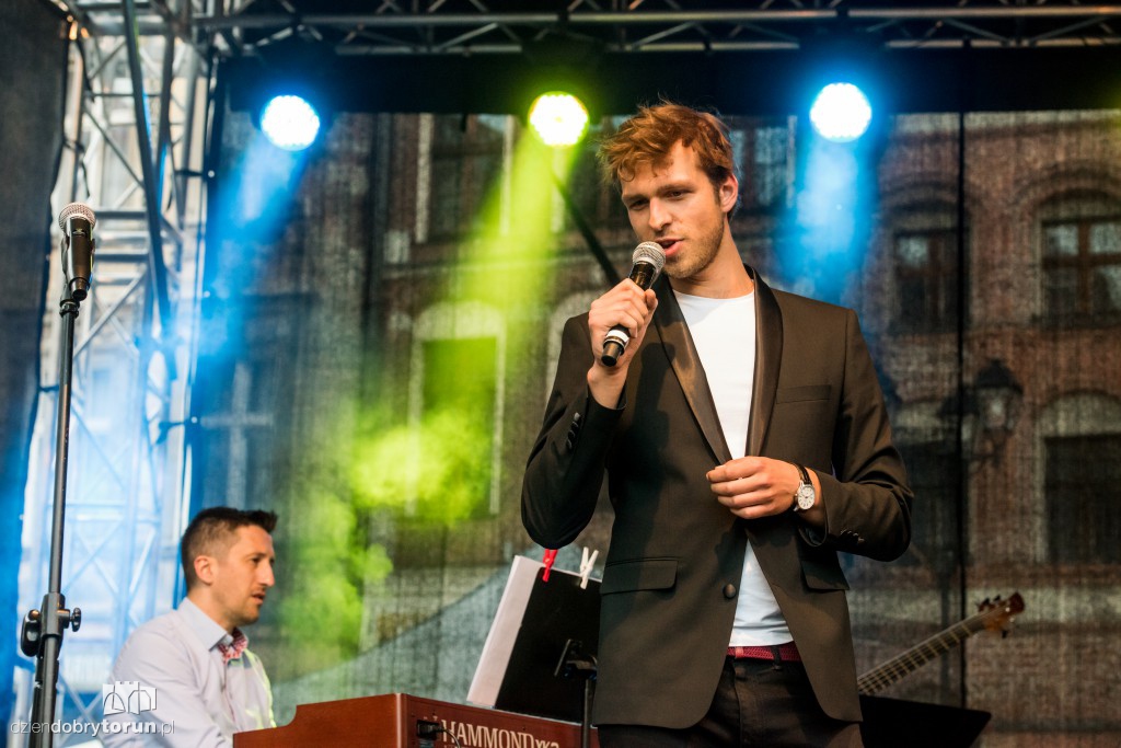 Koncert plenerowy na śniadaniu