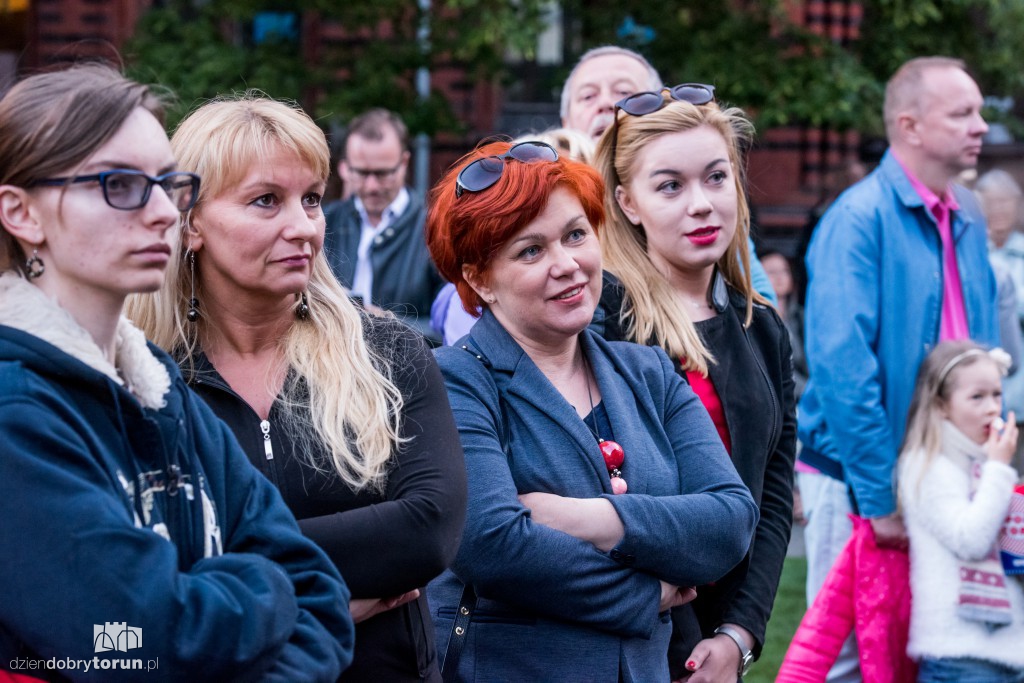 Koncert plenerowy na śniadaniu