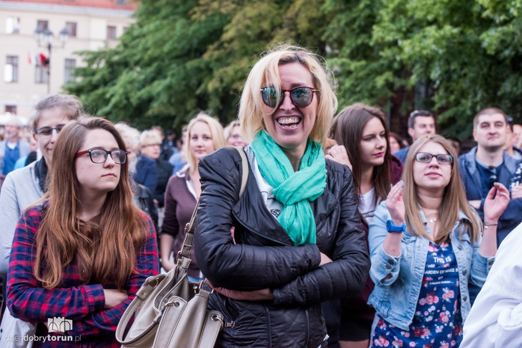 Koncert plenerowy na śniadaniu