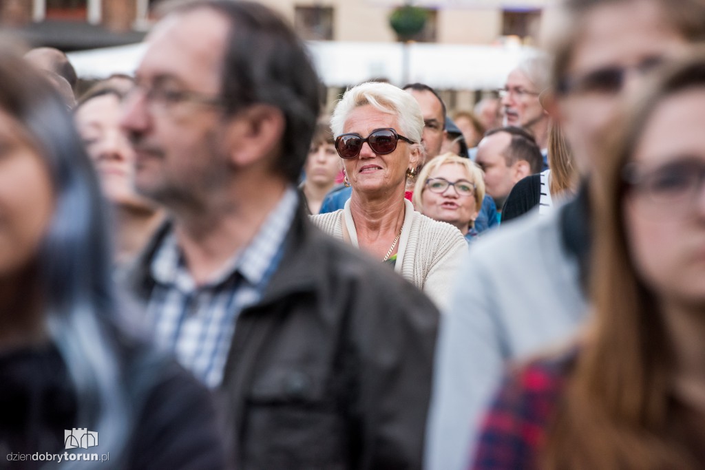 Koncert plenerowy na śniadaniu