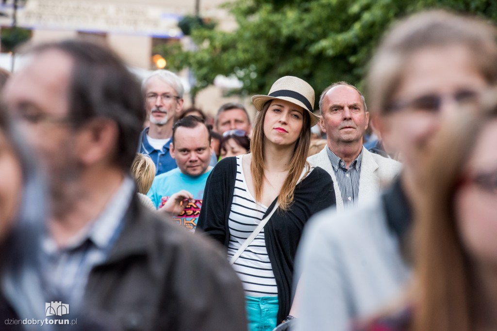 Koncert plenerowy na śniadaniu