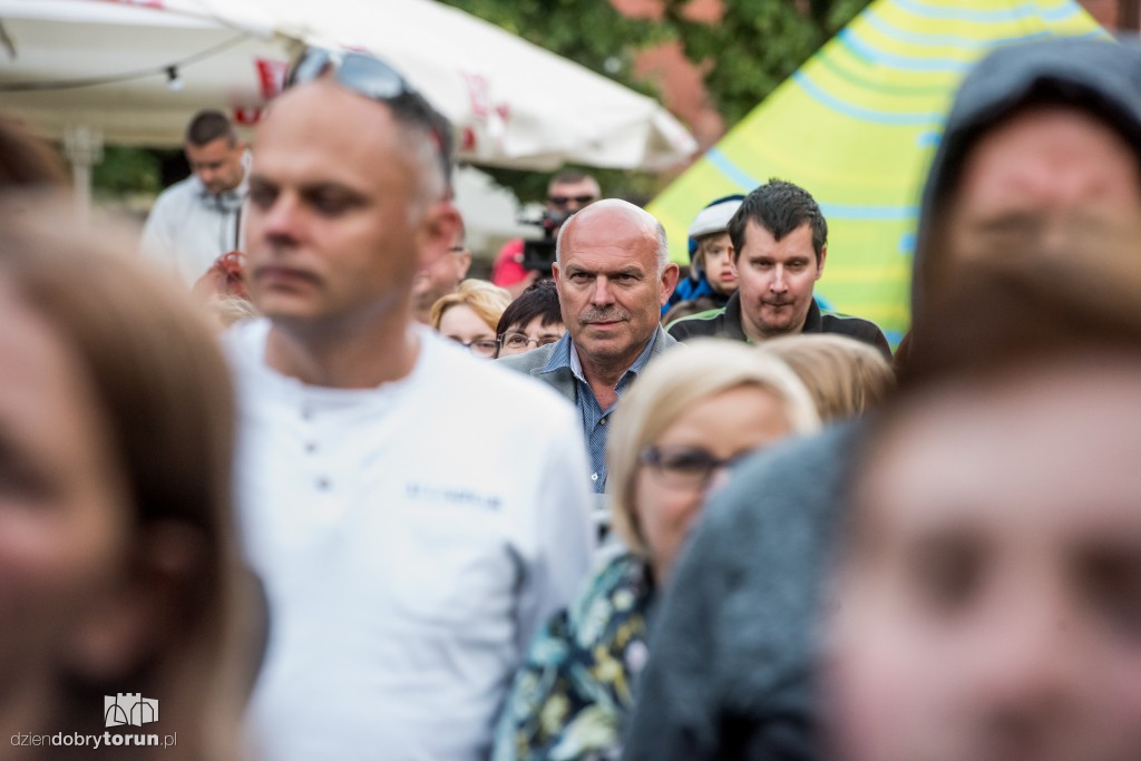 Koncert plenerowy na śniadaniu