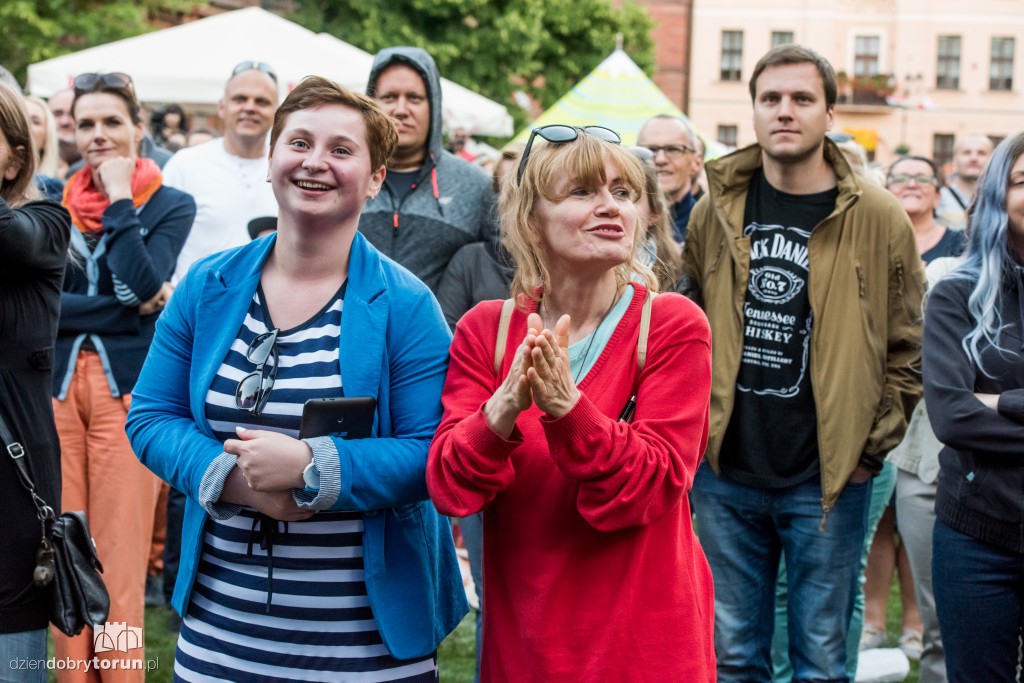 Koncert plenerowy na śniadaniu