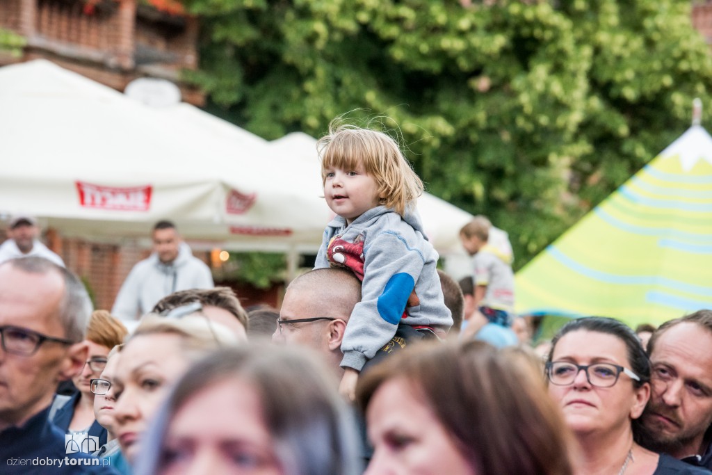 Koncert plenerowy na śniadaniu