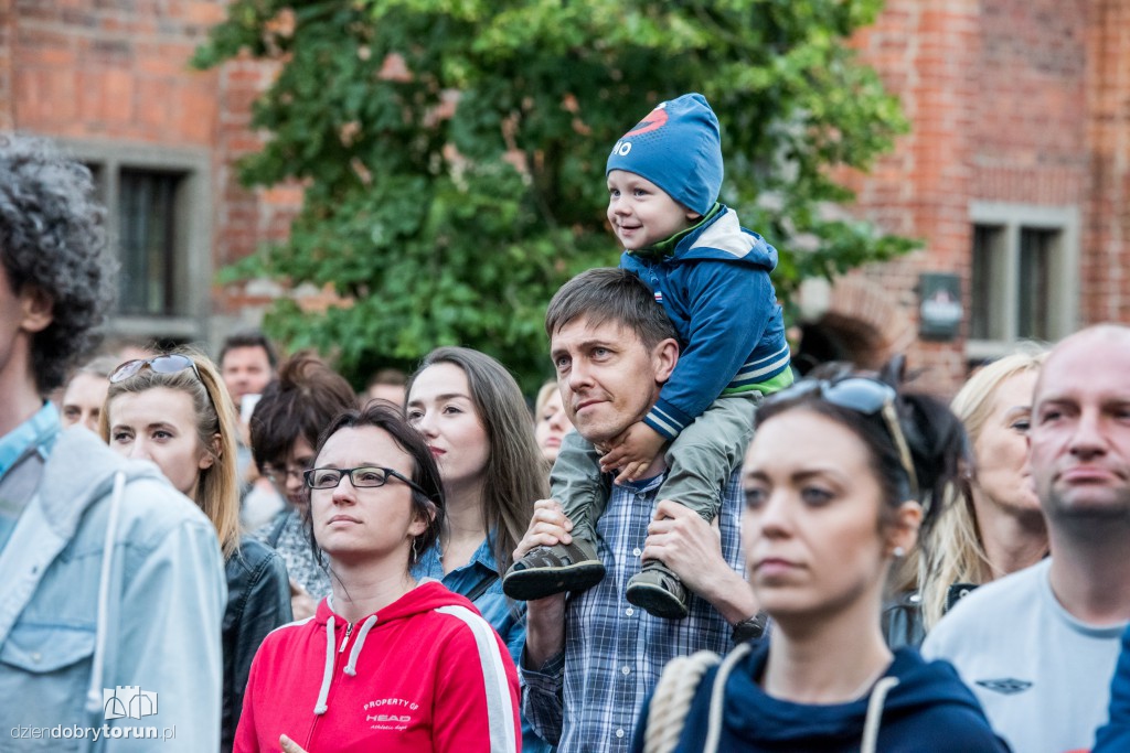 Koncert plenerowy na śniadaniu