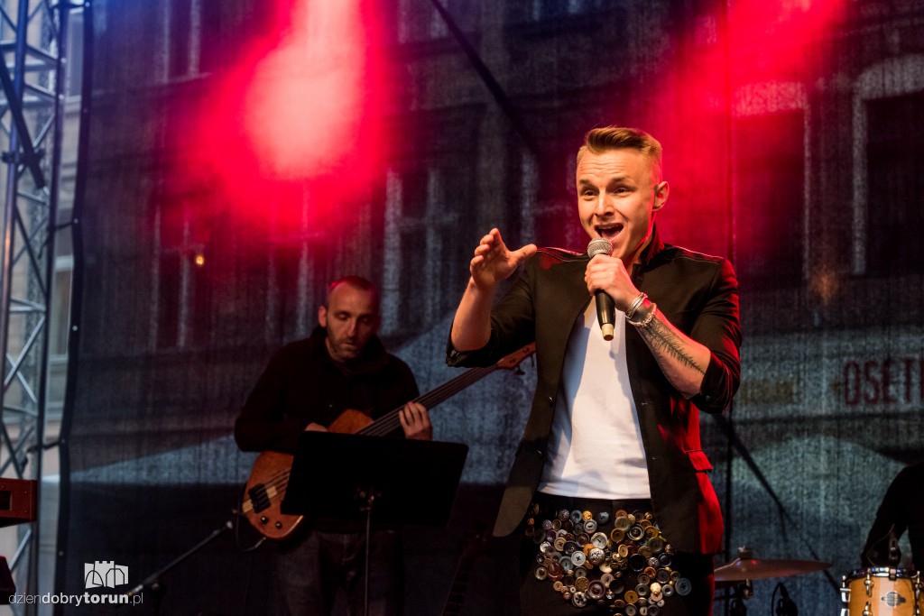 Koncert plenerowy na śniadaniu