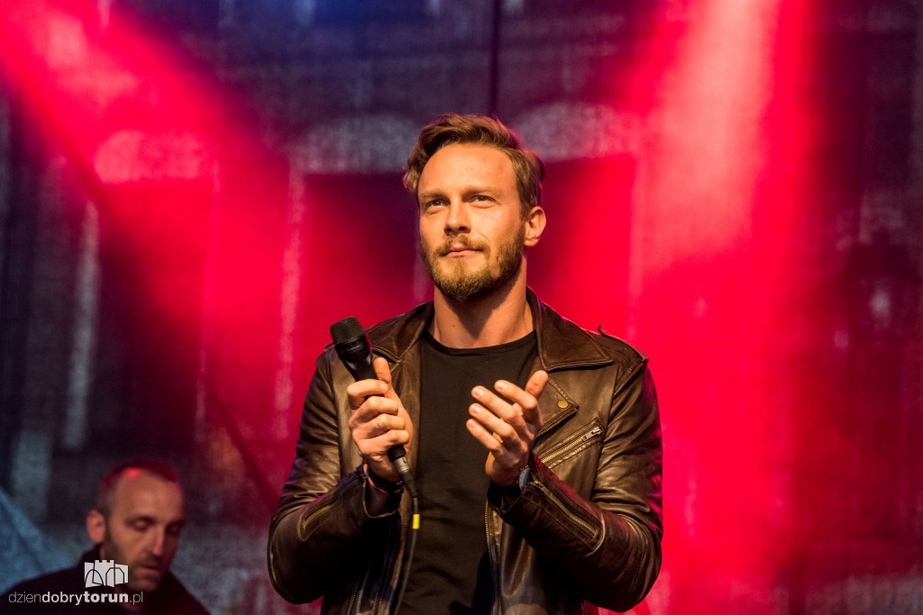 Koncert plenerowy na śniadaniu