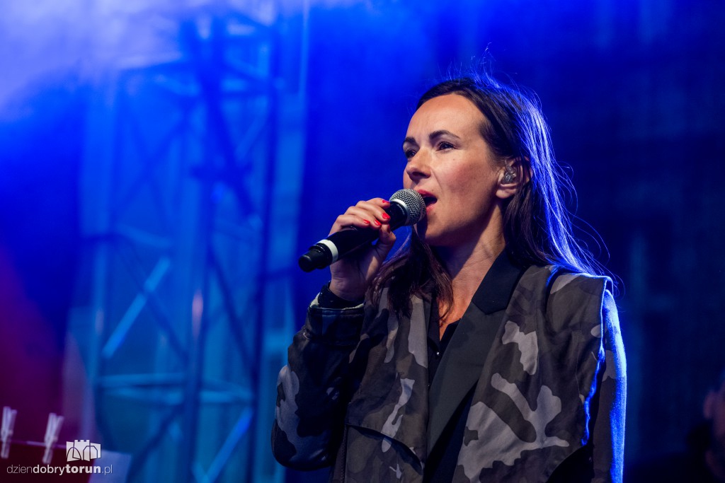 Koncert plenerowy na śniadaniu