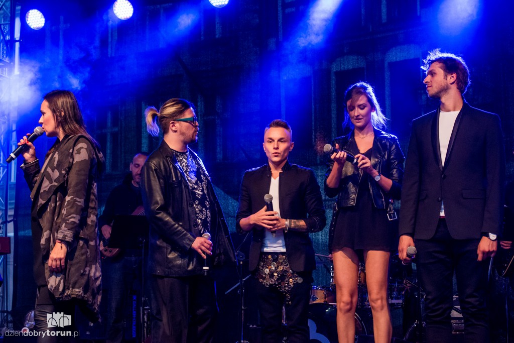 Koncert plenerowy na śniadaniu