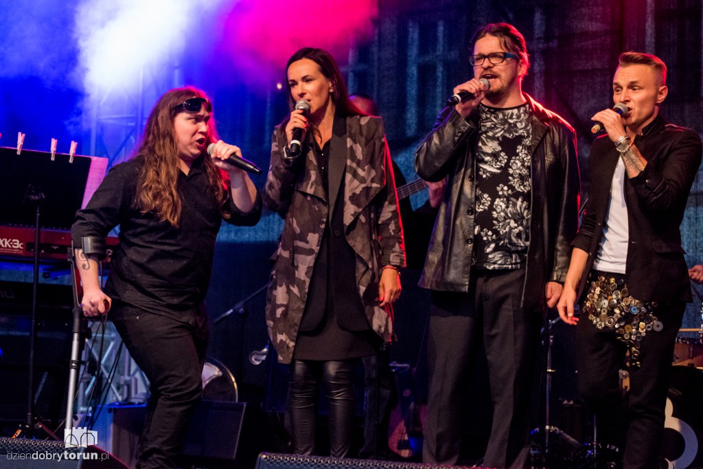 Koncert plenerowy na śniadaniu