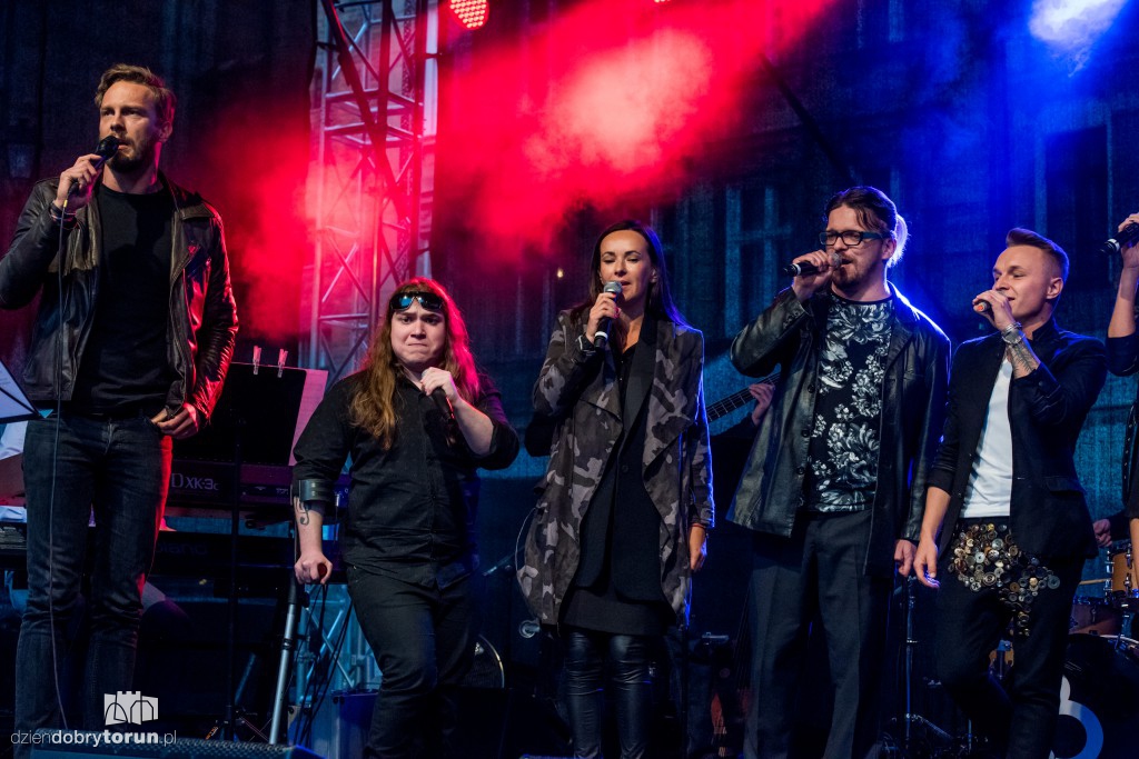 Koncert plenerowy na śniadaniu