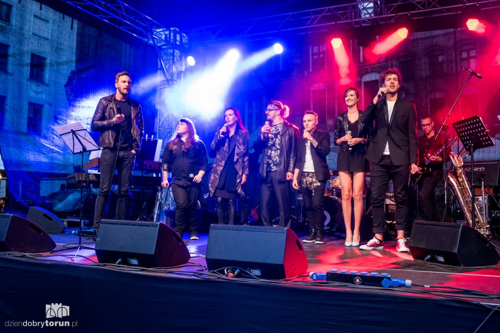 Koncert plenerowy na śniadaniu