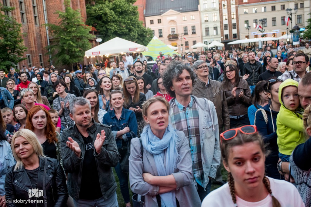 Koncert plenerowy na śniadaniu