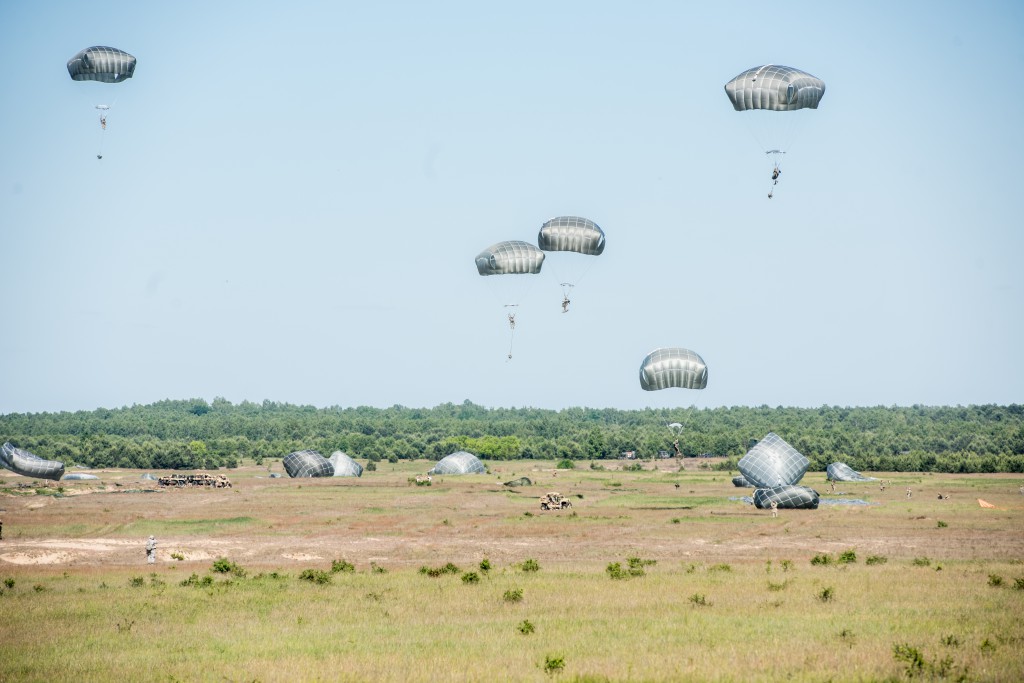Anakonda 16 - zrzut na poligonie
