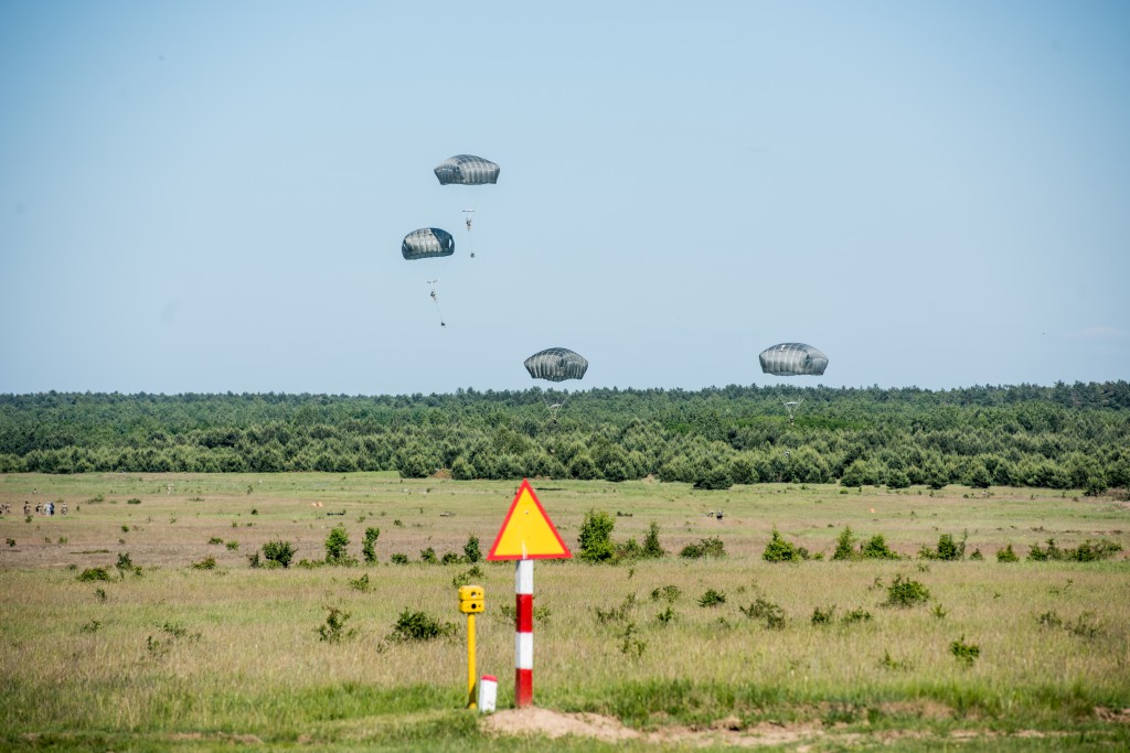 Anakonda 16 - zrzut na poligonie