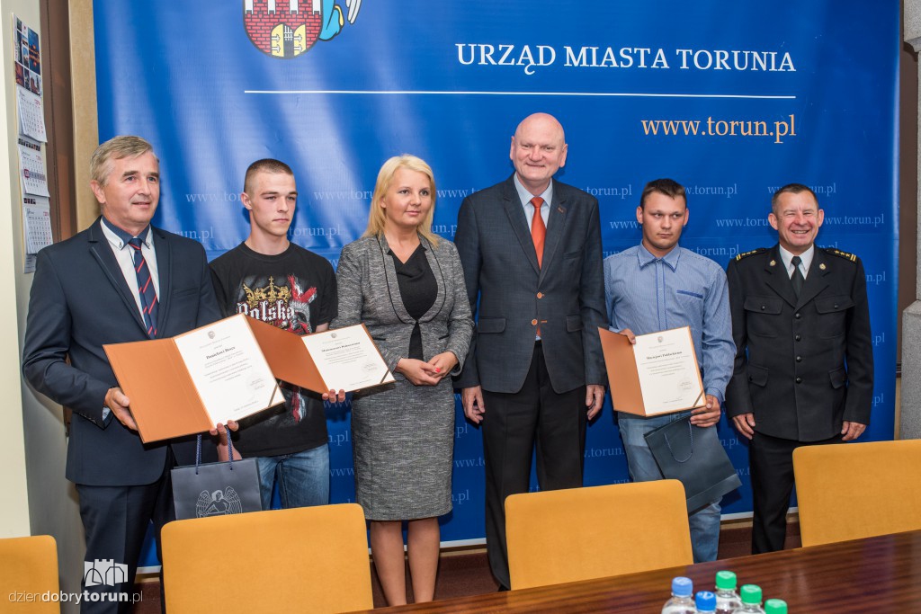 Młodzi ludzie odebrali nagrodę