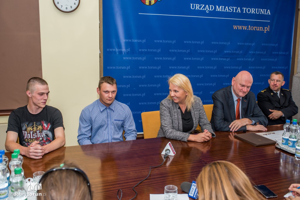 Młodzi ludzie odebrali nagrodę