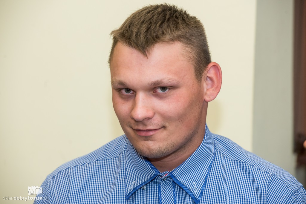 Młodzi ludzie odebrali nagrodę