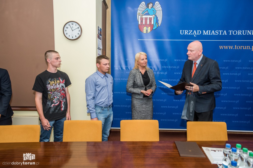 Młodzi ludzie odebrali nagrodę