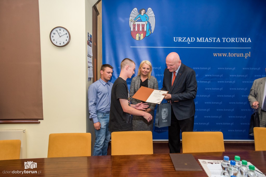 Młodzi ludzie odebrali nagrodę