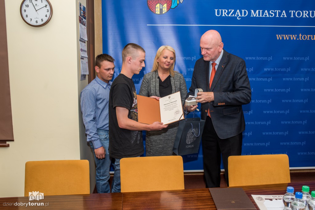 Młodzi ludzie odebrali nagrodę