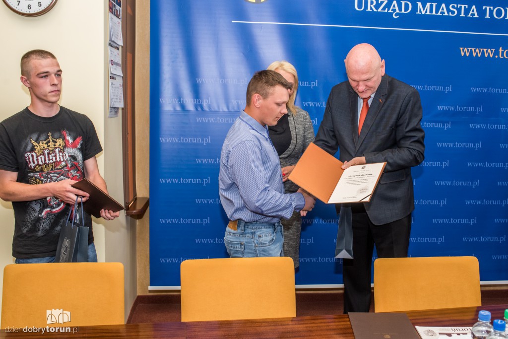 Młodzi ludzie odebrali nagrodę