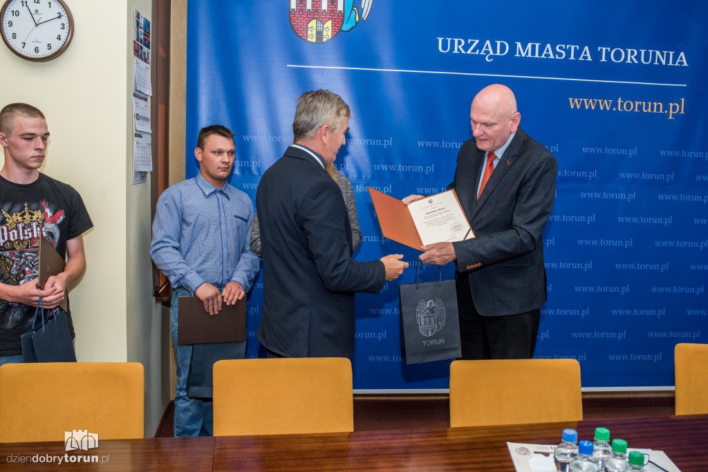 Młodzi ludzie odebrali nagrodę