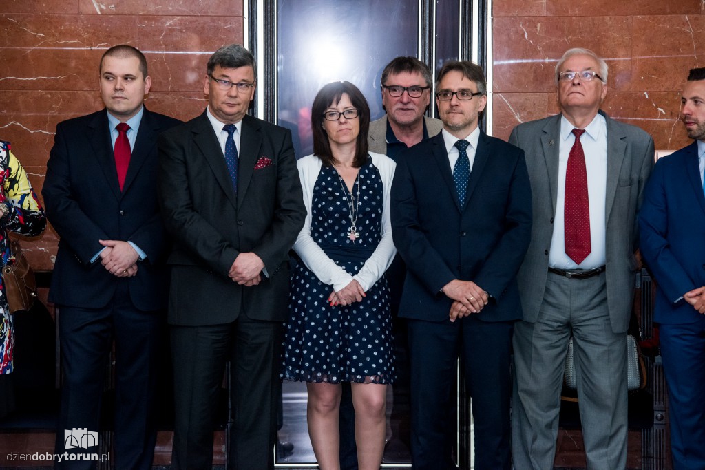 Koniec wyborów na UMK. Tak odbierali akty