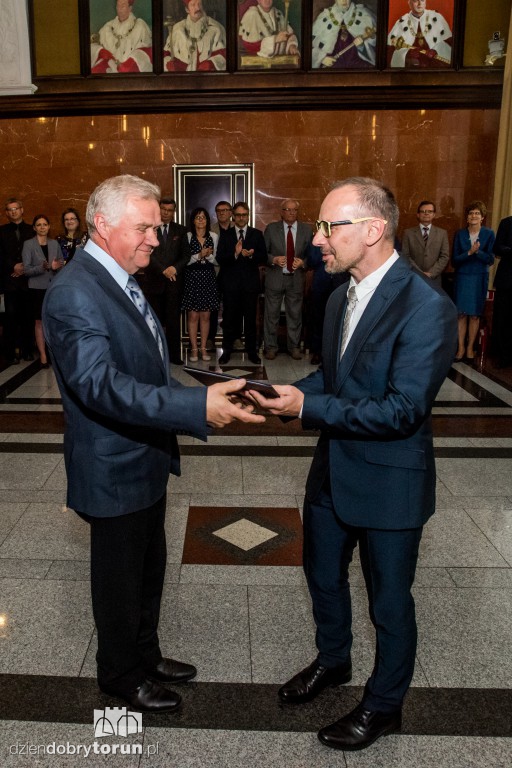 Koniec wyborów na UMK. Tak odbierali akty