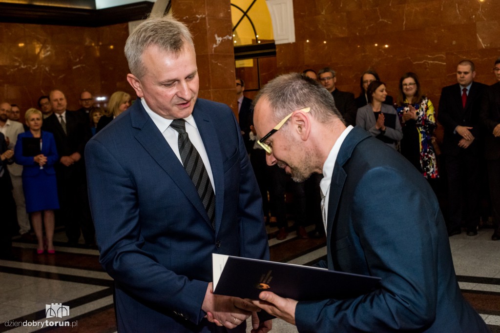 Koniec wyborów na UMK. Tak odbierali akty
