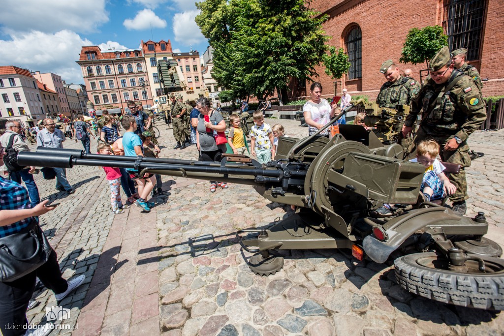 Pokaz sprzętu wojskowego na rynku