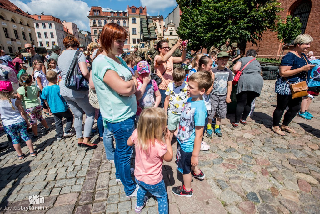 Pokaz sprzętu wojskowego na rynku