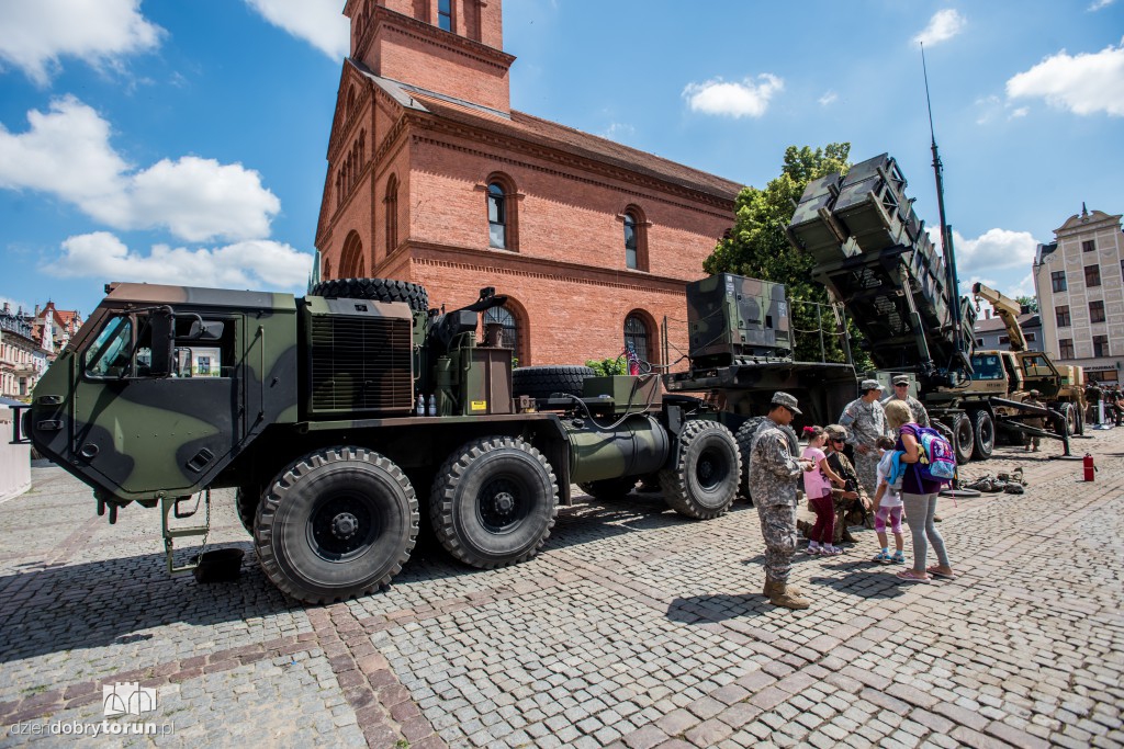Pokaz sprzętu wojskowego na rynku
