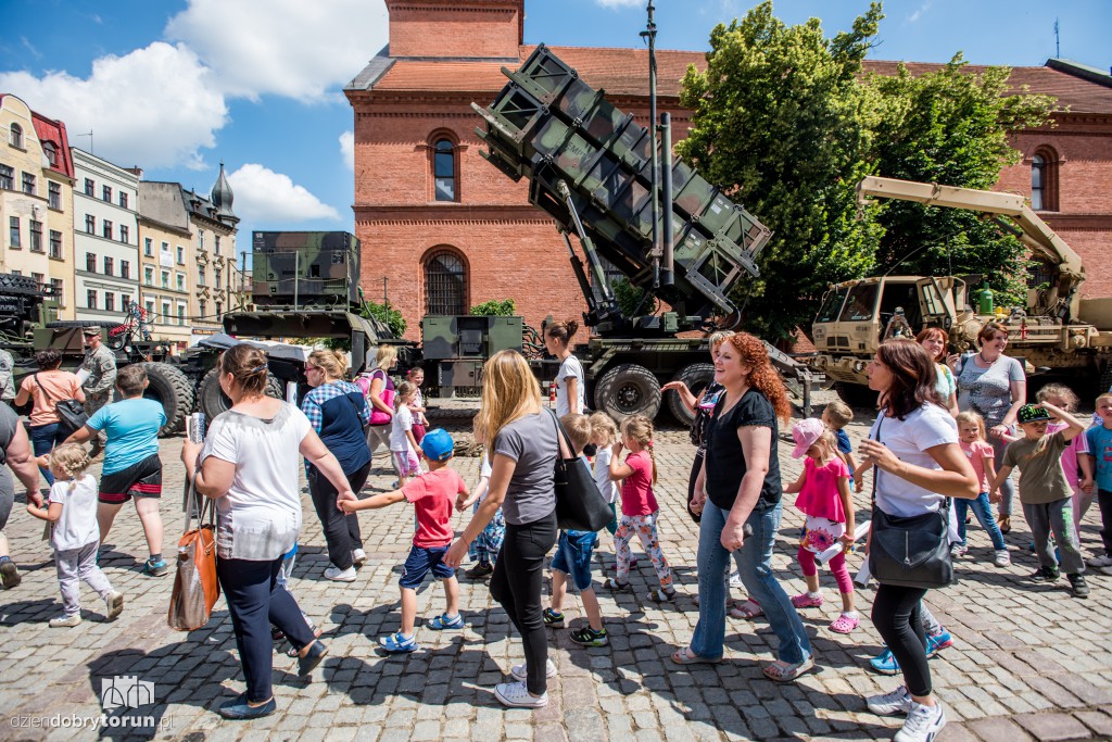 Pokaz sprzętu wojskowego na rynku