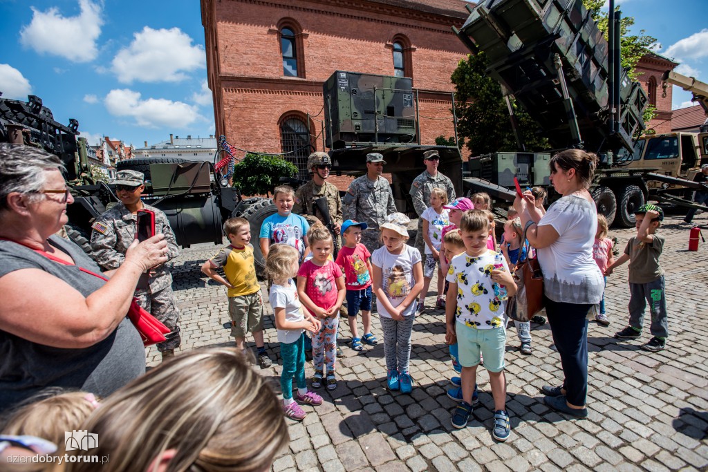 Pokaz sprzętu wojskowego na rynku