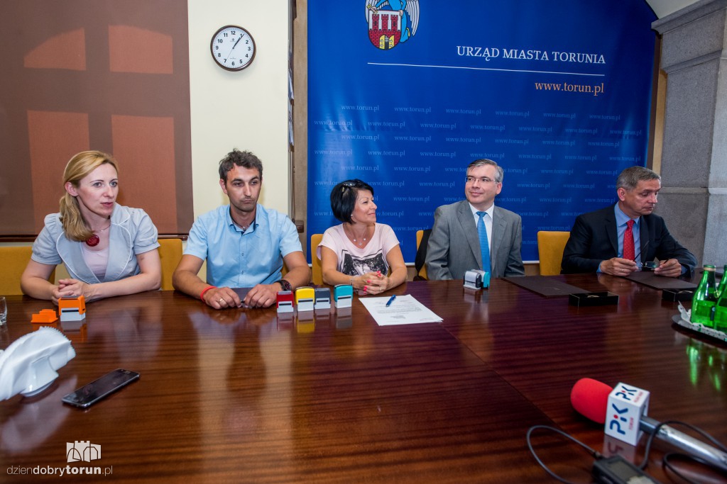 Umowy na podwórka podpisane