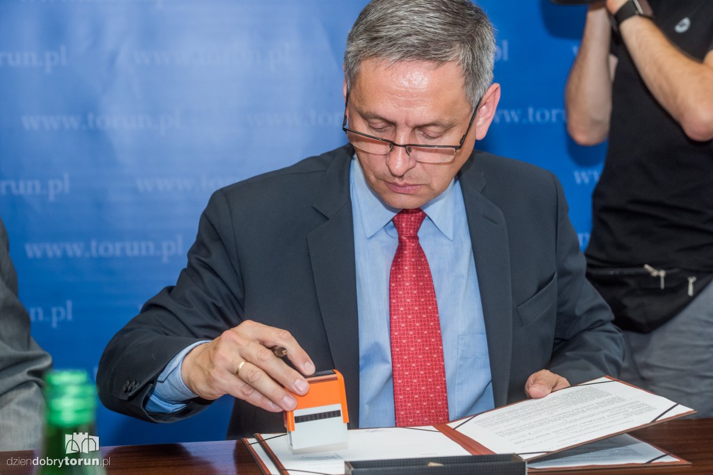 Umowy na podwórka podpisane