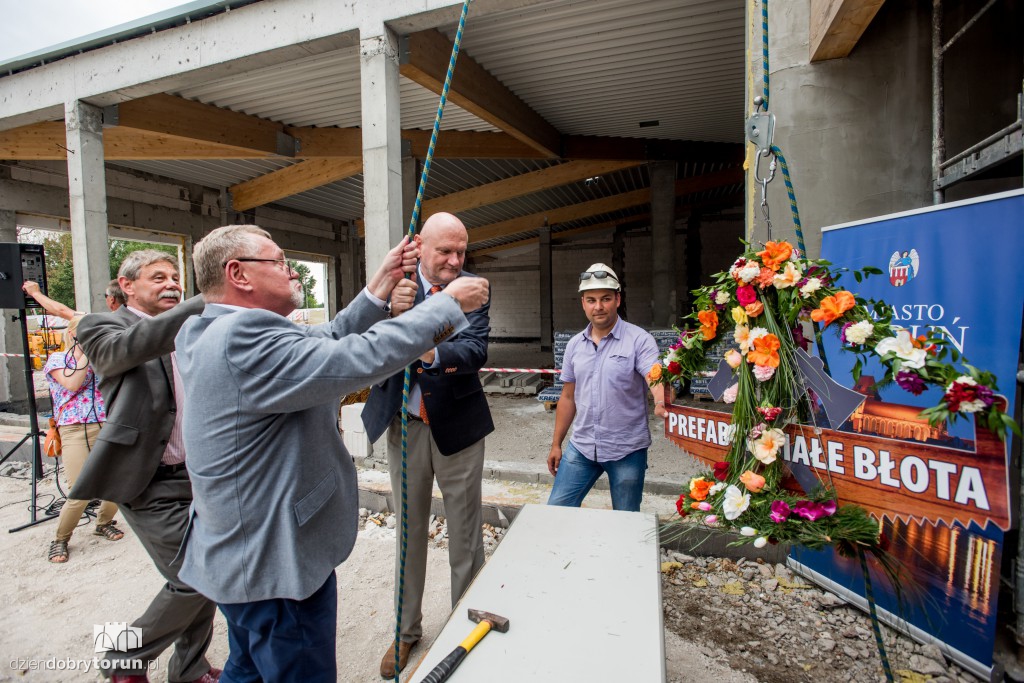 Nad przystanią AZS wisi już wiecha