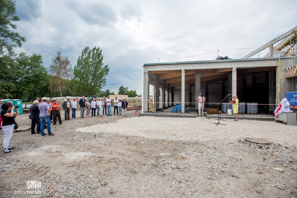 Nad przystanią AZS wisi już wiecha