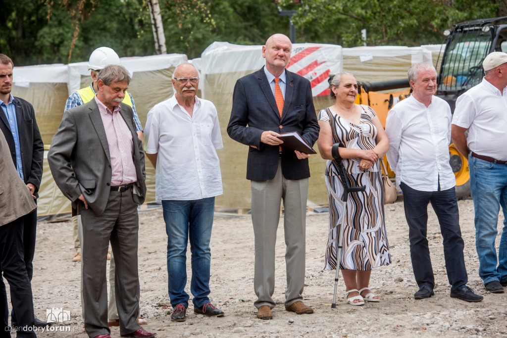 Nad przystanią AZS wisi już wiecha