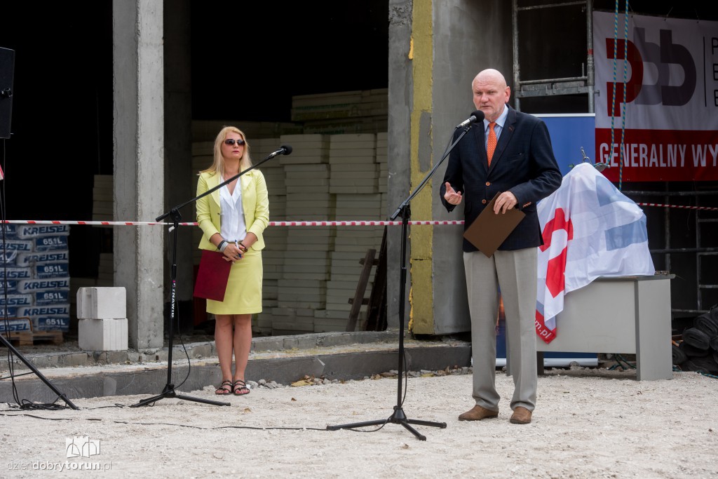 Nad przystanią AZS wisi już wiecha