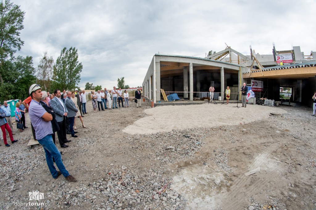 Nad przystanią AZS wisi już wiecha