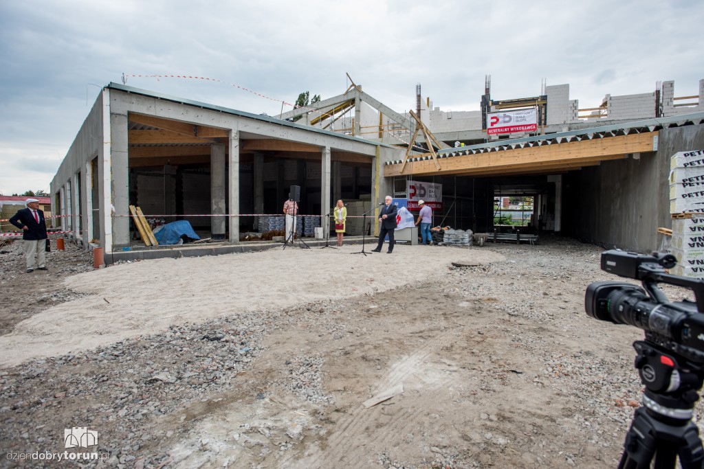 Nad przystanią AZS wisi już wiecha